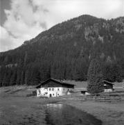 Bauernhof Sarntal-Sarnthein (Positivo) di Foto Elisabeth Fuchs-Hauffen, Überlingen/Bodensee,Fuchs-Hauffen, Elisabeth (1968/05/01 - 1968/05/31)