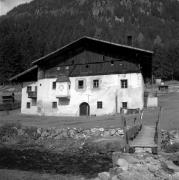 Bauernhof Sarntal-Sarnthein (Positivo) di Foto Elisabeth Fuchs-Hauffen, Überlingen/Bodensee,Fuchs-Hauffen, Elisabeth (1968/05/01 - 1968/05/31)