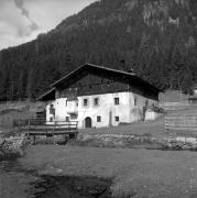 Bauernhof Sarntal-Sarnthein (Positivo) di Foto Elisabeth Fuchs-Hauffen, Überlingen/Bodensee,Fuchs-Hauffen, Elisabeth (1968/05/01 - 1968/05/31)