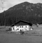 Bauernhof Sarntal-Sarnthein (Positivo) di Foto Elisabeth Fuchs-Hauffen, Überlingen/Bodensee,Fuchs-Hauffen, Elisabeth (1968/05/01 - 1968/05/31)