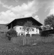 Bauernhof Maria am Grafen, Sarnthein (Positivo) di Foto Elisabeth Fuchs-Hauffen, Überlingen/Bodensee,Fuchs-Hauffen, Elisabeth (1968/05/01 - 1968/05/31)