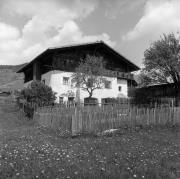 Bauernhof Maria am Grafen, Sarnthein (Positivo) di Foto Elisabeth Fuchs-Hauffen, Überlingen/Bodensee,Fuchs-Hauffen, Elisabeth (1968/05/01 - 1968/05/31)