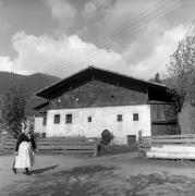 Tracht: Sarntal (Positivo) di Foto Elisabeth Fuchs-Hauffen, Überlingen/Bodensee,Fuchs-Hauffen, Elisabeth (1968/05/01 - 1968/05/31)