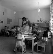 Kindergarten (Positivo) di Foto Elisabeth Fuchs-Hauffen, Überlingen/Bodensee,Fuchs-Hauffen, Elisabeth (1968/06/01 - 1968/06/63)