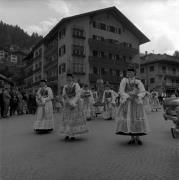 processione (Positivo) di Foto Elisabeth Fuchs-Hauffen, Überlingen/Bodensee,Fuchs-Hauffen, Elisabeth (1968/07/01 - 1968/07/31)