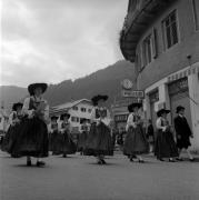 processione (Positivo) di Foto Elisabeth Fuchs-Hauffen, Überlingen/Bodensee,Fuchs-Hauffen, Elisabeth (1968/07/01 - 1968/07/31)