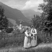 Grödner Tracht (Positivo) di Foto Elisabeth Fuchs-Hauffen, Überlingen/Bodensee,Fuchs-Hauffen, Elisabeth (1969/07/01 - 1969/07/31)