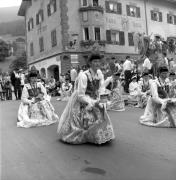 processione (Positivo) di Foto Elisabeth Fuchs-Hauffen, Überlingen/Bodensee,Fuchs-Hauffen, Elisabeth (1968/07/01 - 1968/07/31)