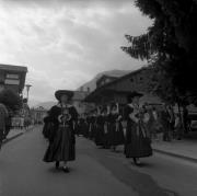 processione (Positivo) di Foto Elisabeth Fuchs-Hauffen, Überlingen/Bodensee,Fuchs-Hauffen, Elisabeth (1968/07/01 - 1968/07/31)