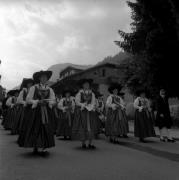 processione (Positivo) di Foto Elisabeth Fuchs-Hauffen, Überlingen/Bodensee,Fuchs-Hauffen, Elisabeth (1968/07/01 - 1968/07/31)