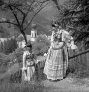 Grödner Tracht (Positivo) di Foto Elisabeth Fuchs-Hauffen, Überlingen/Bodensee,Fuchs-Hauffen, Elisabeth (1969/07/01 - 1969/07/31)