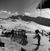 Skifahrer (Positivo) di Foto Elisabeth Fuchs-Hauffen, Überlingen/Bodensee,Fuchs-Hauffen, Elisabeth (1968/03/01 - 1968/03/31)