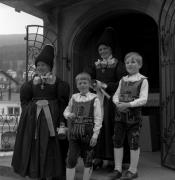 Grödner Tracht (Positivo) di Foto Elisabeth Fuchs-Hauffen, Überlingen/Bodensee,Fuchs-Hauffen, Elisabeth (1969/07/01 - 1969/07/31)