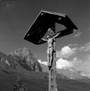 Kapelle/Bildstock/Gebetsstation/Kruzifix (Positivo) di Foto Elisabeth Fuchs-Hauffen, Überlingen/Bodensee,Fuchs-Hauffen, Elisabeth (1968/07/01 - 1968/07/31)