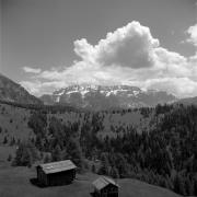 Almhütte Seceda-Geisler-Gebiet (Positivo) di Foto Elisabeth Fuchs-Hauffen, Überlingen/Bodensee,Fuchs-Hauffen, Elisabeth (1968/07/01 - 1968/07/31)