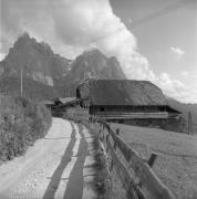 Bauernhof Kreuzer (ERBHOF), Kastelruth-Seis (Positivo) di Foto Elisabeth Fuchs-Hauffen, Überlingen/Bodensee,Fuchs-Hauffen, Elisabeth (1968/06/01 - 1968/06/63)