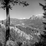 piramidi di terra (Positivo) di Foto Elisabeth Fuchs-Hauffen, Überlingen/Bodensee,Fuchs-Hauffen, Elisabeth (1968/06/01 - 1968/06/63)