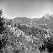 piramidi di terra (Positivo) di Foto Elisabeth Fuchs-Hauffen, Überlingen/Bodensee,Fuchs-Hauffen, Elisabeth (1968/06/01 - 1968/06/63)