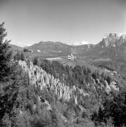 piramidi di terra (Positivo) di Foto Elisabeth Fuchs-Hauffen, Überlingen/Bodensee,Fuchs-Hauffen, Elisabeth (1968/06/01 - 1968/06/63)