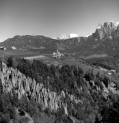 piramidi di terra (Positivo) di Foto Elisabeth Fuchs-Hauffen, Überlingen/Bodensee,Fuchs-Hauffen, Elisabeth (1968/06/01 - 1968/06/63)