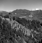 piramidi di terra (Positivo) di Foto Elisabeth Fuchs-Hauffen, Überlingen/Bodensee,Fuchs-Hauffen, Elisabeth (1968/06/01 - 1968/06/63)