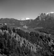 piramidi di terra (Positivo) di Foto Elisabeth Fuchs-Hauffen, Überlingen/Bodensee,Fuchs-Hauffen, Elisabeth (1968/06/01 - 1968/06/63)