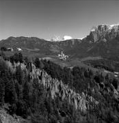 piramidi di terra (Positivo) di Foto Elisabeth Fuchs-Hauffen, Überlingen/Bodensee,Fuchs-Hauffen, Elisabeth (1968/06/01 - 1968/06/63)