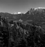 piramidi di terra (Positivo) di Foto Elisabeth Fuchs-Hauffen, Überlingen/Bodensee,Fuchs-Hauffen, Elisabeth (1968/06/01 - 1968/06/63)