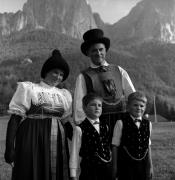 Tracht: Kastelruth (Positivo) di Foto Elisabeth Fuchs-Hauffen, Überlingen/Bodensee,Fuchs-Hauffen, Elisabeth (1966/08/01 - 1966/08/31)