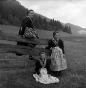 costume tradizionale (Positivo) di Foto Elisabeth Fuchs-Hauffen, Überlingen/Bodensee,Fuchs-Hauffen, Elisabeth (1966/07/01 - 1966/07/31)