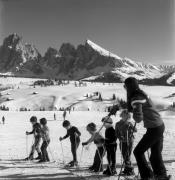 Wintersport: Skifahren (Positivo) di Foto Elisabeth Fuchs-Hauffen, Überlingen/Bodensee,Fuchs-Hauffen, Elisabeth (1971/03/01 - 1971/03/31)