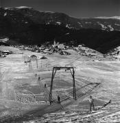 Skifahrer (Positivo) di Foto Elisabeth Fuchs-Hauffen, Überlingen/Bodensee,Fuchs-Hauffen, Elisabeth (1978/02/01 - 1978/02/28)