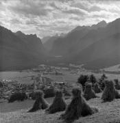 Getreideernte: Trocknen (Positivo) di Foto Elisabeth Fuchs-Hauffen, Überlingen/Bodensee,Fuchs-Hauffen, Elisabeth (1974/06/01 - 1974/06/63)