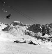 Skifahrer (Positivo) di Foto Elisabeth Fuchs-Hauffen, Überlingen/Bodensee,Fuchs-Hauffen, Elisabeth (1979/02/01 - 1979/02/28)