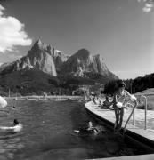 Lido Kastelruth-Seis (Positivo) di Foto Elisabeth Fuchs-Hauffen, Überlingen/Bodensee,Fuchs-Hauffen, Elisabeth (1971/07/01 - 1971/07/31)