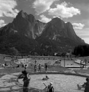 Lido Kastelruth-Seis (Positivo) di Foto Elisabeth Fuchs-Hauffen, Überlingen/Bodensee,Fuchs-Hauffen, Elisabeth (1971/07/01 - 1971/07/31)