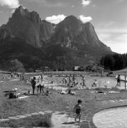 Lido Kastelruth-Seis (Positivo) di Foto Elisabeth Fuchs-Hauffen, Überlingen/Bodensee,Fuchs-Hauffen, Elisabeth (1971/07/01 - 1971/07/31)