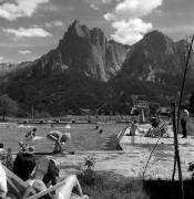 Lido Kastelruth-Seis (Positivo) di Foto Elisabeth Fuchs-Hauffen, Überlingen/Bodensee,Fuchs-Hauffen, Elisabeth (1971/07/01 - 1971/07/31)