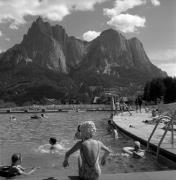 Lido Kastelruth-Seis (Positivo) di Foto Elisabeth Fuchs-Hauffen, Überlingen/Bodensee,Fuchs-Hauffen, Elisabeth (1971/07/01 - 1971/07/31)