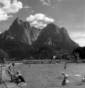 Lido Kastelruth-Seis (Positivo) di Foto Elisabeth Fuchs-Hauffen, Überlingen/Bodensee,Fuchs-Hauffen, Elisabeth (1971/07/01 - 1971/07/31)