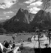 Lido Kastelruth-Seis (Positivo) di Foto Elisabeth Fuchs-Hauffen, Überlingen/Bodensee,Fuchs-Hauffen, Elisabeth (1971/07/01 - 1971/07/31)