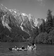 Badegäste in/bei See (Positivo) di Foto Elisabeth Fuchs-Hauffen, Überlingen/Bodensee,Fuchs-Hauffen, Elisabeth (1971/06/01 - 1971/06/63)