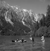 Badegäste in/bei See (Positivo) di Foto Elisabeth Fuchs-Hauffen, Überlingen/Bodensee,Fuchs-Hauffen, Elisabeth (1971/06/01 - 1971/06/63)