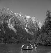 Badegäste in/bei See (Positivo) di Foto Elisabeth Fuchs-Hauffen, Überlingen/Bodensee,Fuchs-Hauffen, Elisabeth (1971/06/01 - 1971/06/63)