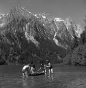 Badegäste in/bei See (Positivo) di Foto Elisabeth Fuchs-Hauffen, Überlingen/Bodensee,Fuchs-Hauffen, Elisabeth (1971/06/01 - 1971/06/63)