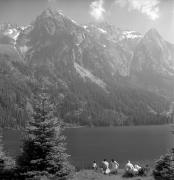 Badegäste in/bei See (Positivo) di Foto Elisabeth Fuchs-Hauffen, Überlingen/Bodensee,Fuchs-Hauffen, Elisabeth (1971/06/01 - 1971/06/63)