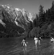 Badegäste in/bei See (Positivo) di Foto Elisabeth Fuchs-Hauffen, Überlingen/Bodensee,Fuchs-Hauffen, Elisabeth (1971/06/01 - 1971/06/63)