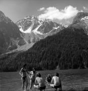 Badegäste in/bei See (Positivo) di Foto Elisabeth Fuchs-Hauffen, Überlingen/Bodensee,Fuchs-Hauffen, Elisabeth (1971/06/01 - 1971/06/63)