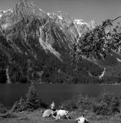 Badegäste in/bei See (Positivo) di Foto Elisabeth Fuchs-Hauffen, Überlingen/Bodensee,Fuchs-Hauffen, Elisabeth (1971/06/01 - 1971/06/63)