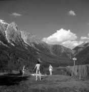 Badegäste in/bei See (Positivo) di Foto Elisabeth Fuchs-Hauffen, Überlingen/Bodensee,Fuchs-Hauffen, Elisabeth (1971/06/01 - 1971/06/63)